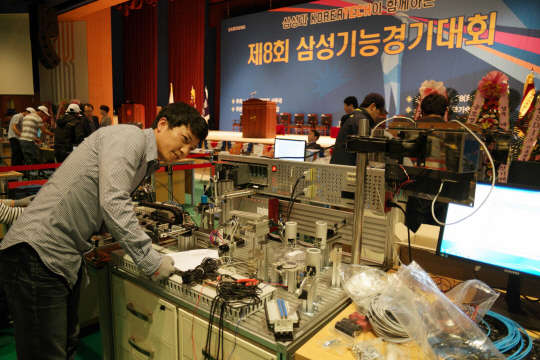 28일 한국기술교육대학교 천안캠퍼스에서 열린 제8회 삼성기능경기대회 자동화 시스템 구축 부문 참가자가 경기에 임하고 있다.  사진= 삼성 제공